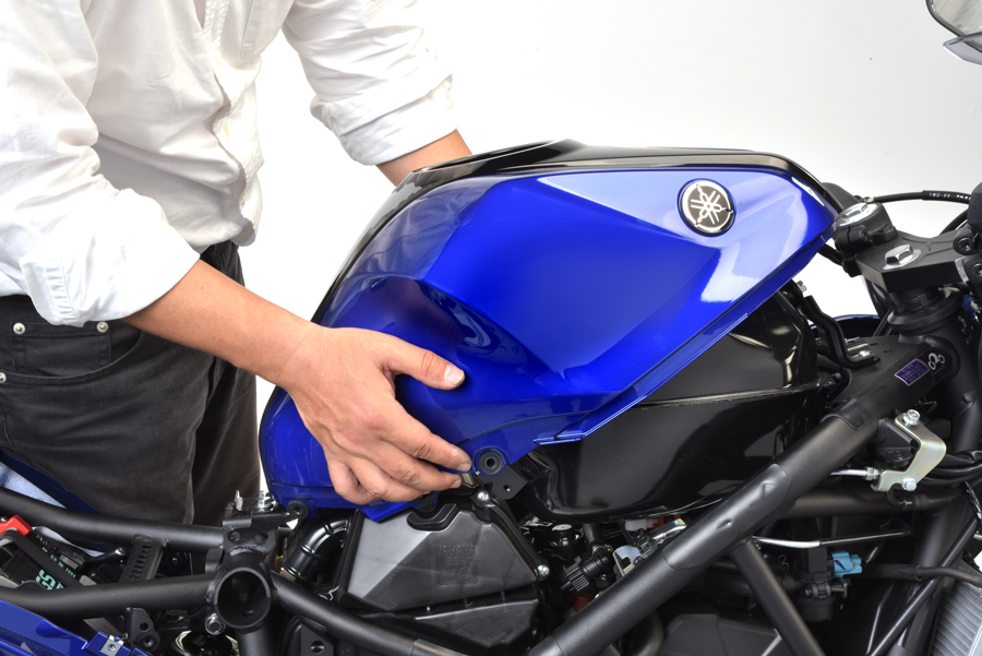 自分で愛車を丸裸！】YAMAHA YZF-R25のタンクを外す ＆ 作業をスムーズに進めるために - 【公式】BikeJIN（培倶人｜バイクジン）