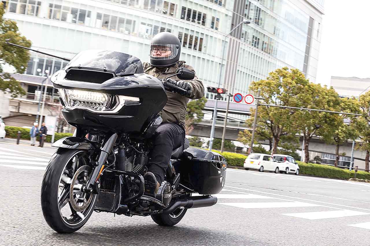 Harley-Davidson ROAD GLIDEでのライディングにて着用。大型のシールドにより風の侵入をしっかりブロックしてくれた