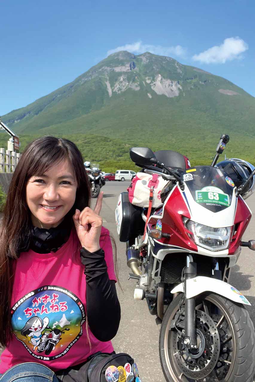 東和代。北海道在住の女性ライダー。バイク誌『単車倶楽部』のアンバサダーを務め、同誌においてライダー目線で北海道の魅力的なスポットなどを紹介する「道産子かずちゃんの北海道通信」を連載中